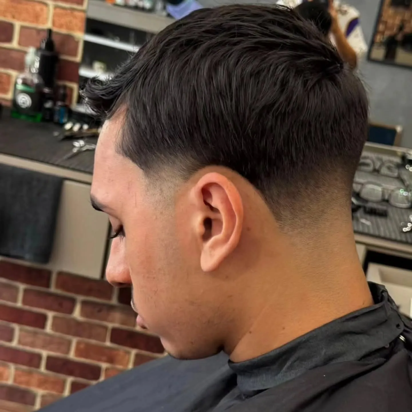 Corte masculino clássico realizado na barbearia