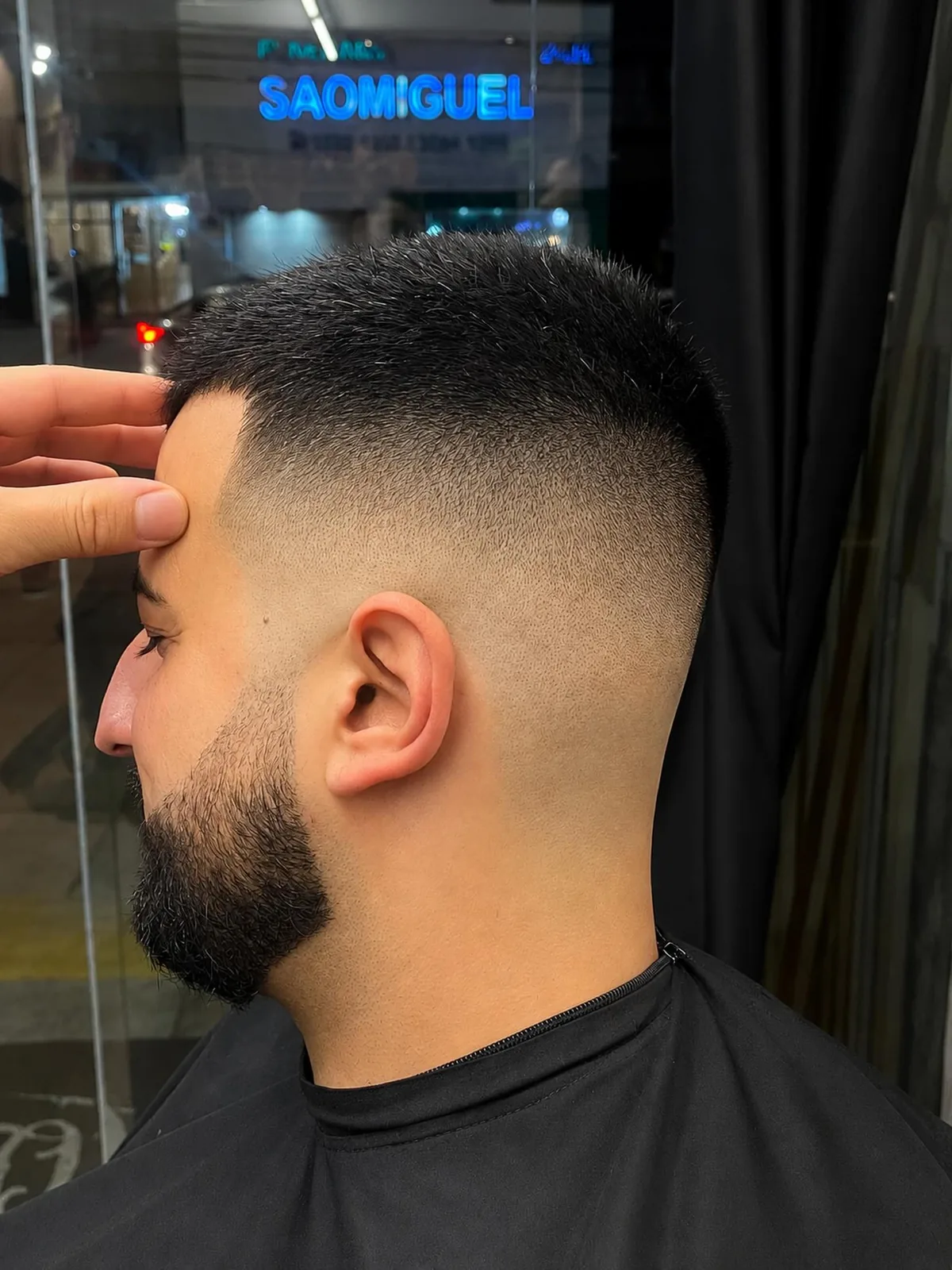Degradê masculino com barba alinhada
